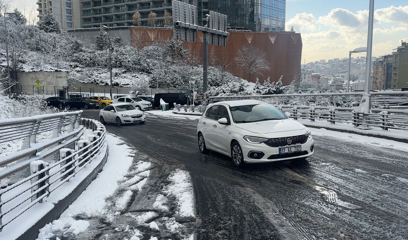 Beşiktaş’ta kar yağışı nedeniyle araç yolda kaldı