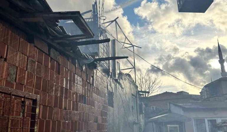 Keşan’da çatı yangını