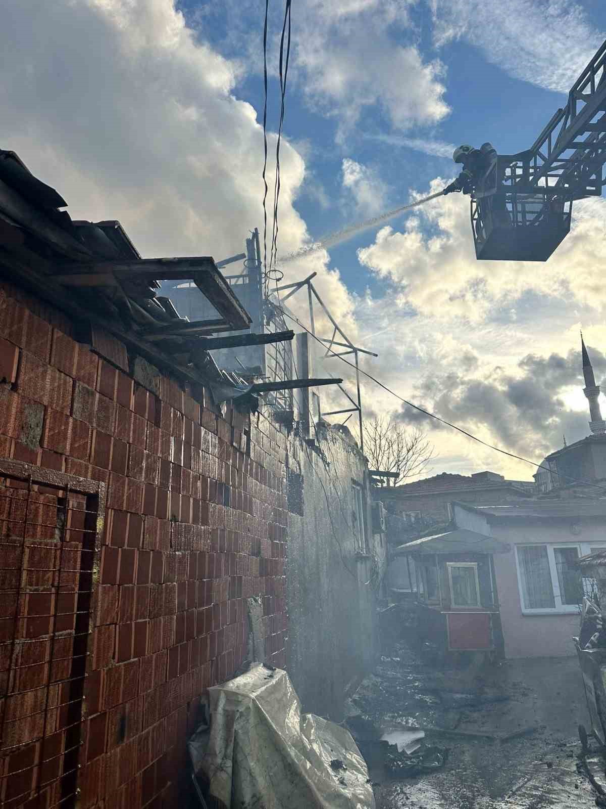 Keşan’da çatı yangını