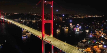 15 Temmuz Şehitler Köprüsü’nde yılbaşı coşkusu havadan görüntülendi