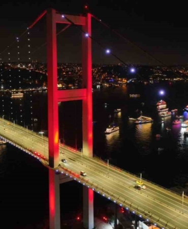 15 Temmuz Şehitler Köprüsü’nde yılbaşı coşkusu havadan görüntülendi