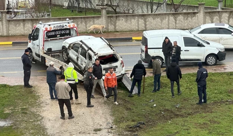 Kontrolden çıkan otomobil, belediye aracına çarparak takla attı