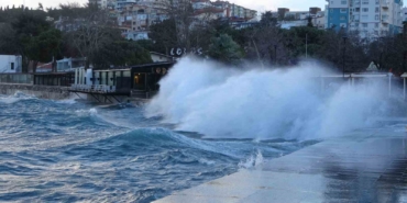 Çanakkale Boğazı fırtına nedeniyle kapatıldı, feribot seferleri durdu, dev dalgalar sahili dövdü