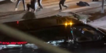 Kavga esnasında yola savrulan çocuk yürekleri ağza getirdi