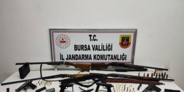 Bursa’da ruhsatsız silah operasyonu... Çok sayıda silah ve mühimmat ele geçirildi