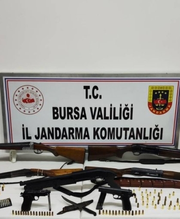 Bursa’da ruhsatsız silah operasyonu... Çok sayıda silah ve mühimmat ele geçirildi