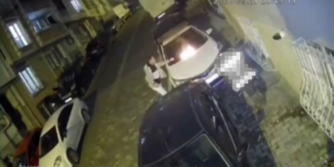 Komşular park yeri nedeniyle tartıştı, arabanın üstüne yanan bez atıldı