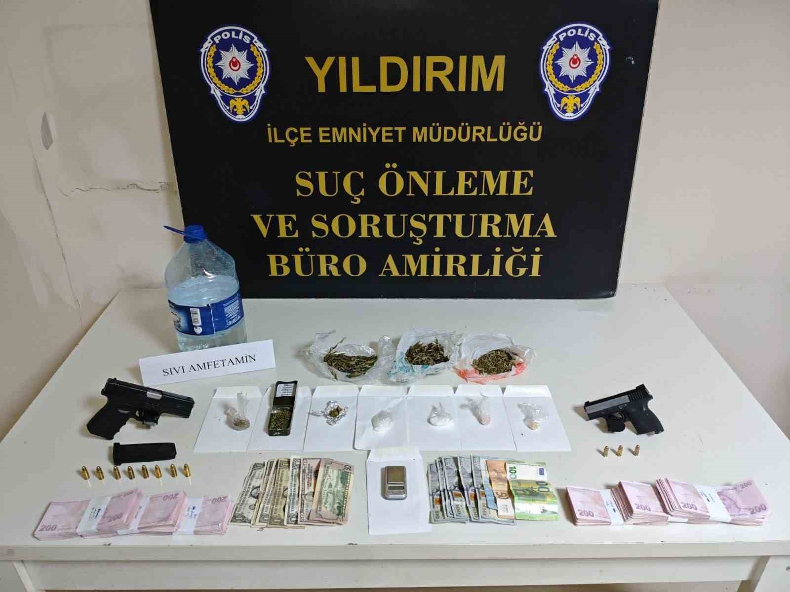 Polis pizzacı kılığına girdi, "Baron abla" lakaplı torbacı kadını yakaladı