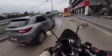 Bursa’da motosikletlinin ölümden döndüğü anlar