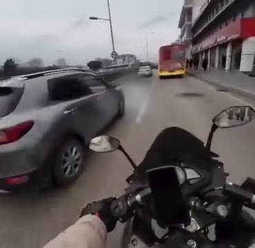 Bursa’da motosikletlinin ölümden döndüğü anlar
