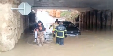 Edirne’de sağanak etkili oldu, yollar göle döndü: Köprü altında mahsur kalanlar kurtarıldı