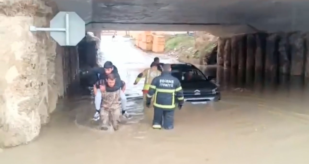 Edirne’de sağanak etkili oldu, yollar göle döndü: Köprü altında mahsur kalanlar kurtarıldı