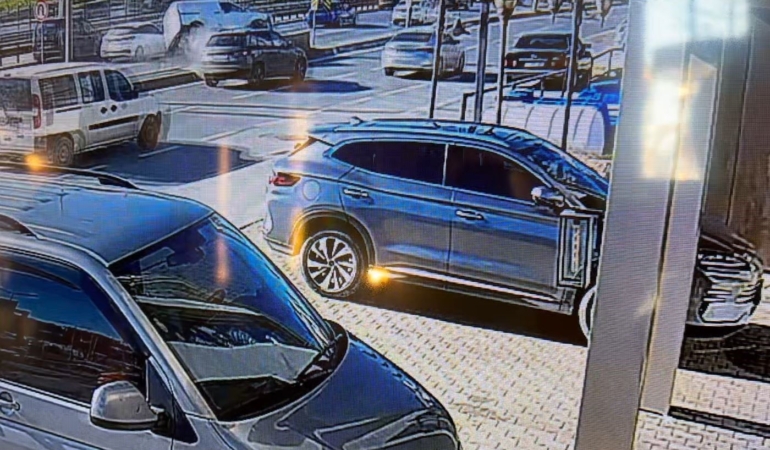 İstanbul E-5 Saadetdere’de trafiği kilitleyen kaza