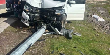 Kocaeli’de elektrik direğine çarpan otomobilin sürücüsü ağır yaralandı