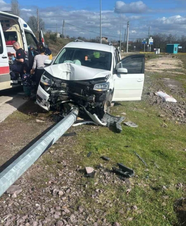 Kocaeli’de elektrik direğine çarpan otomobilin sürücüsü ağır yaralandı