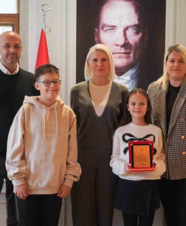 Piyano Festivali ve Yarışması’nda dereceye giren genç piyanist ödüllendirildi