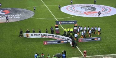 Kocaelispor, Trabzonspor maçına 16 Ocak pankartıyla çıktı