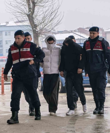 İnegöl’de internet kablolarını çalan 2 şüpheli tutuklandı