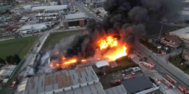 Büyükçekmece’de plastik kasa üretimi yapan fabrikada yangın