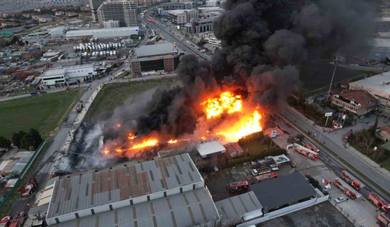 Büyükçekmece’de plastik kasa üretimi yapan fabrikada yangın