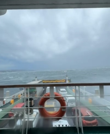 Eskihisar iskelesine yanaşamayıp sürüklenen arabalı feribot güvenli bölgede fırtınanın geçmesini bekliyor