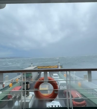 Eskihisar iskelesine yanaşamayıp sürüklenen arabalı feribot güvenli bölgede fırtınanın geçmesini bekliyor