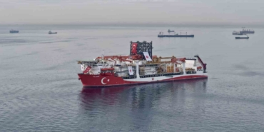 İstanbul Boğazı’na yaklaşan Türk sondaj gemisi havadan görüntülendi