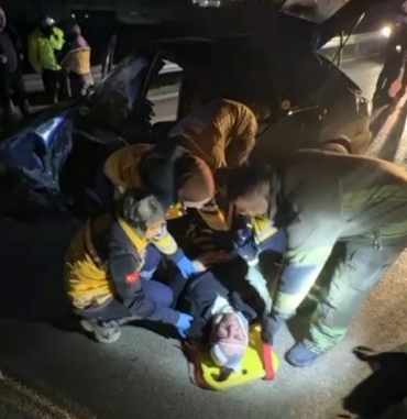 Bursa’da sabah saatlerinde korkunç kaza: Bariyerlere çarpan araçta 2 kişi ağır yaralandı