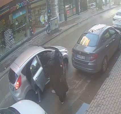 Otomobildeki çocuklar arkadan minibüsün çarpmasıyla şoku yaşadı