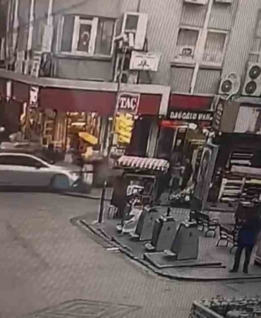 Eminönü’nde fren yerine gaza basan sürücü vatandaşların arasına daldı