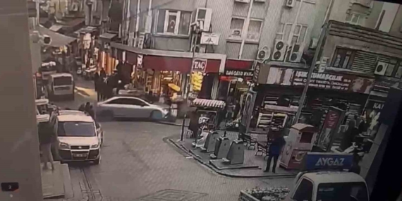 Eminönü’nde fren yerine gaza basan sürücü vatandaşların arasına daldı