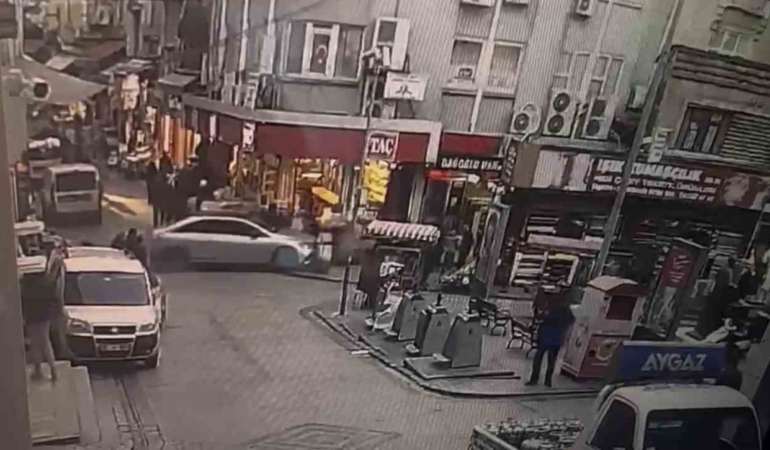 Eminönü’nde fren yerine gaza basan sürücü vatandaşların arasına daldı