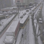 İstanbul’da kar kazaları da beraberinde getirdi, İETT otobüsü park halindeki kamyona çarptı
