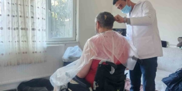 Balıkesir’de ’yakın berber’ uygulaması: İlçe ilçe dolaşarak hizmete devam ediyor