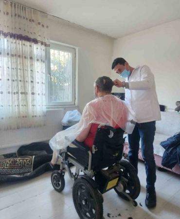 Balıkesir’de ’yakın berber’ uygulaması: İlçe ilçe dolaşarak hizmete devam ediyor
