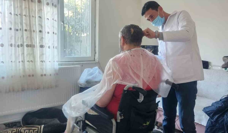 Balıkesir’de ’yakın berber’ uygulaması: İlçe ilçe dolaşarak hizmete devam ediyor