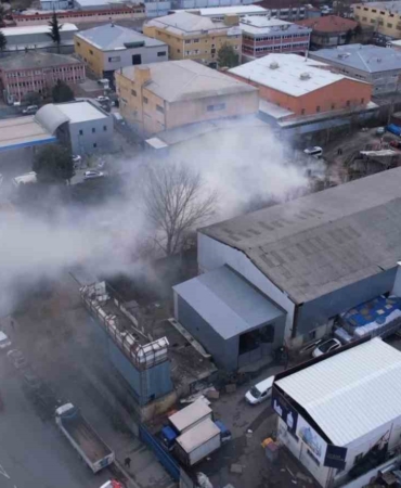 Gaziosmanpaşa’da avize atölyesinin deposunda yangın çıktı: Ekiplerin söndürme çalışması havadan görüntülendi