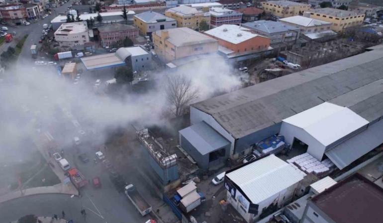 Gaziosmanpaşa’da avize atölyesinin deposunda yangın çıktı: Ekiplerin söndürme çalışması havadan görüntülendi