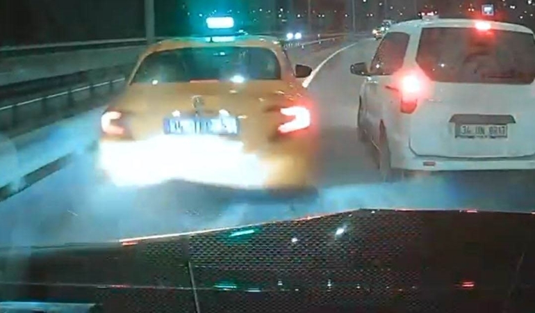 Eyüpsultan’da iki sürücünün inatlaşması zincirleme kaza ile bitti