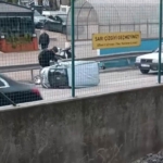 Rüzgarın etkisiyle devrilen otomobile çevredeki vatandaşlar koştu