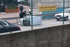 Rüzgarın etkisiyle devrilen otomobile çevredeki vatandaşlar koştu