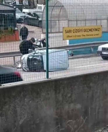 Rüzgarın etkisiyle devrilen otomobile çevredeki vatandaşlar koştu