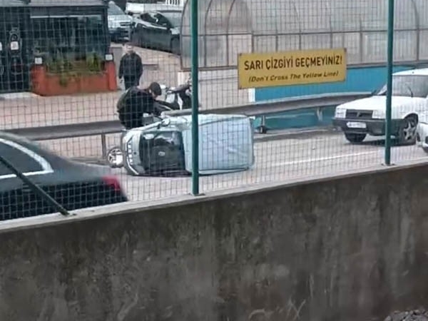 Rüzgarın etkisiyle devrilen otomobile çevredeki vatandaşlar koştu