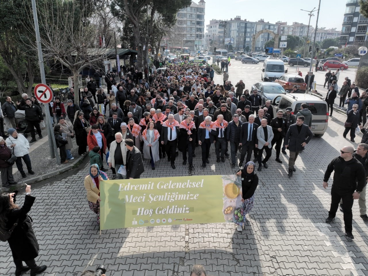 Edremit’te "Geleneksel Zeytin Hasat Sonu Meci Şenliği" coşkuyla başladı