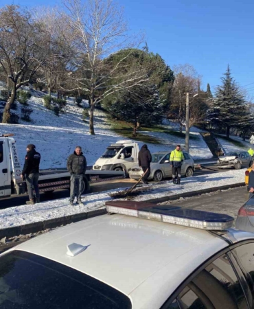Kontrolden çıkan otomobil çarptığı aracı karşı yöne savurdu: 4 yaralı