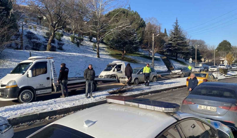 Kontrolden çıkan otomobil çarptığı aracı karşı yöne savurdu: 4 yaralı