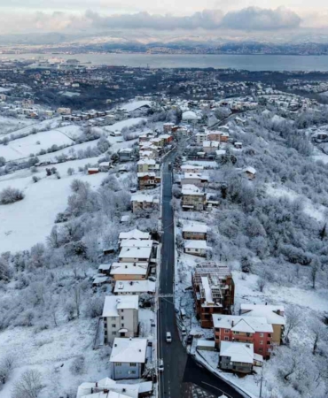 Başiskele’de karla mücadele çalışmaları sürüyor