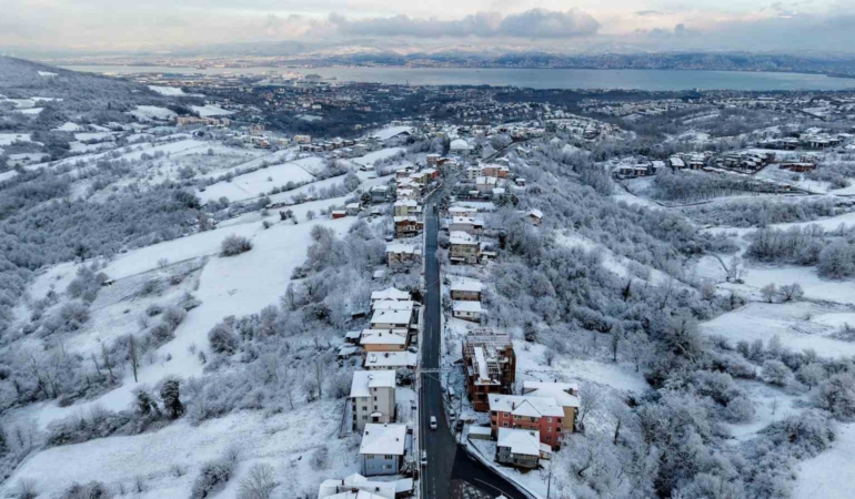 Başiskele’de karla mücadele çalışmaları sürüyor