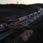 Devrilen hafriyat kamyonu uluslararası yolda trafiği felç etti