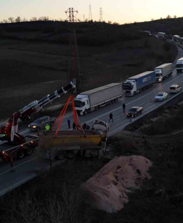 Devrilen hafriyat kamyonu uluslararası yolda trafiği felç etti